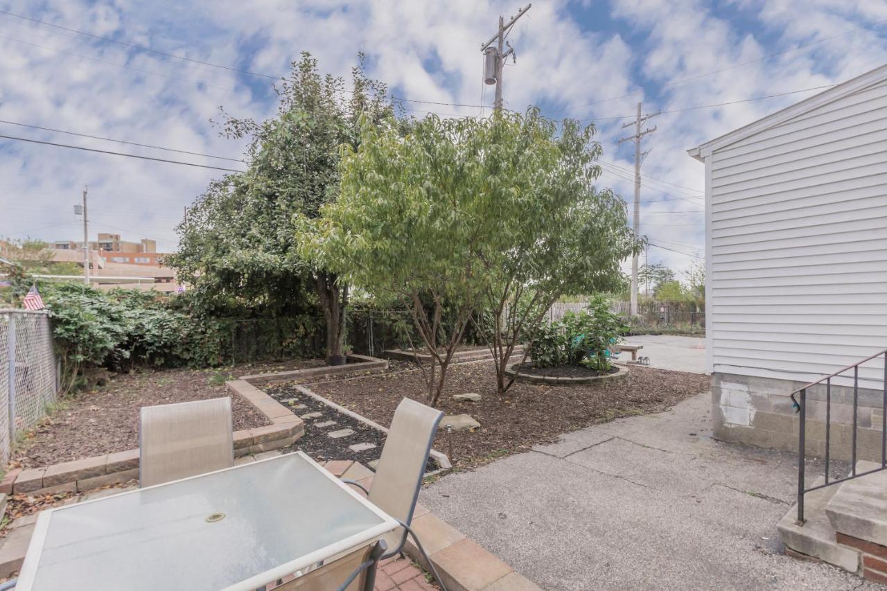 Apartamento In The Heart Of Little Italy! Free Parking! Cleveland Exterior foto