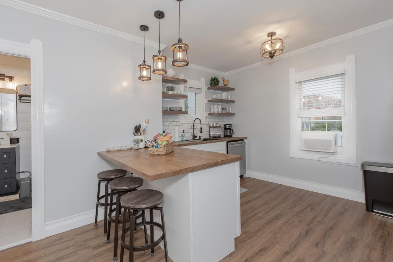 Apartamento In The Heart Of Little Italy! Free Parking! Cleveland Exterior foto