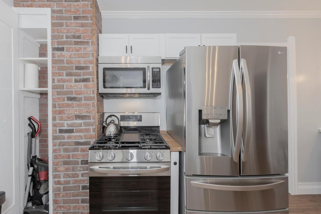 Apartamento In The Heart Of Little Italy! Free Parking! Cleveland Exterior foto