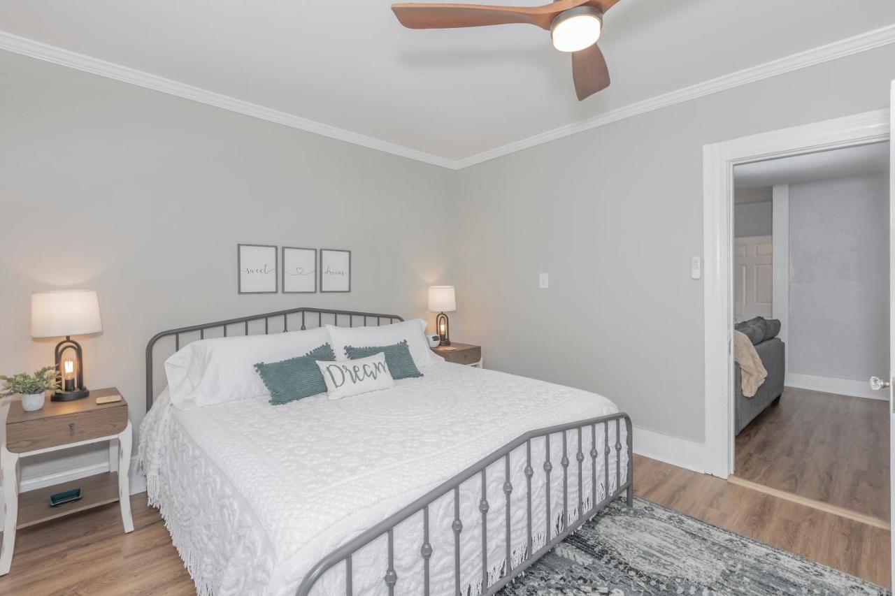Apartamento In The Heart Of Little Italy! Free Parking! Cleveland Exterior foto
